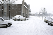 858067 Gezicht in de Stieltjesstraat te Utrecht, met links de Dopplerhof, tijdens winterse omstandigheden.